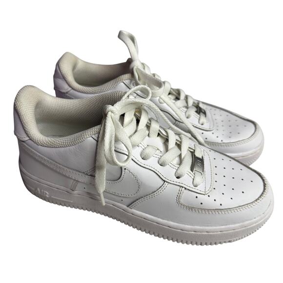Y6 W7.5 Nike Air Force 1 Low Triple White Classic Clean Sneaker Icon Streetwear - Picture 1 of 9